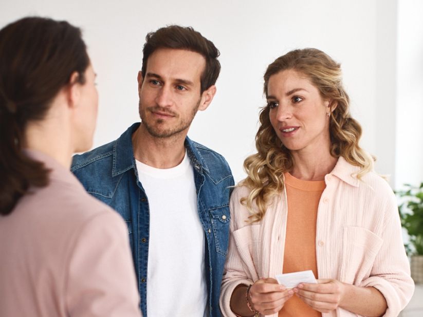 Beratungsgespräch Paar, zwei Frauen und ein Mann